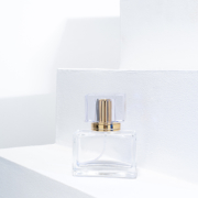 Image d'un bouteille de parfum transparente