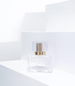 Image d'un bouteille de parfum transparente