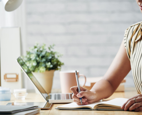 Femme qui écrit les règles de l'entreprise