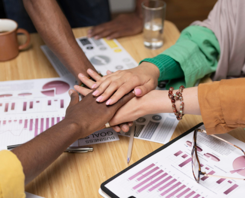 Équipe qui travaille main dans la main pour l'avenir de leur entreprise