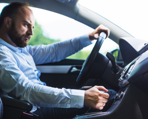 Homme réalisant des infractions routières avec son véhicule de fonction