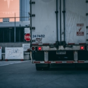 Un camion qui verifie que tout est correct avant son départ, pour prévenir le plus possible des risques.