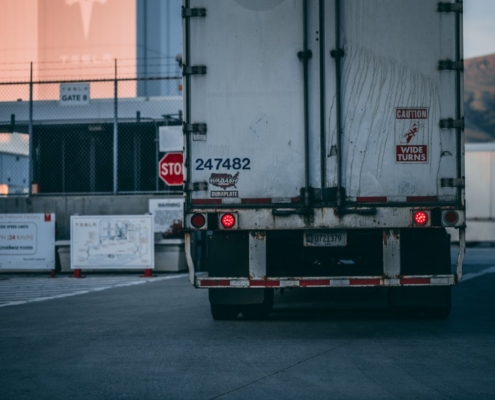 Un camion qui verifie que tout est correct avant son départ, pour prévenir le plus possible des risques.