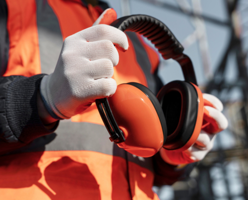 Un employé faisant très attention à son équipement de protection