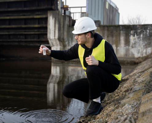 Homme testant la propreté de l'eau