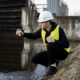 Homme testant la propreté de l'eau