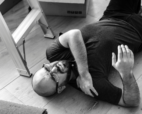 Photo d'un homme faisant un malaise sur son lieu de travail