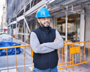 Photo d'un employé securisé à l'aide d'EPI certifié