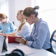 Une salariée en pleine formation