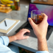 Employé addict à l'alcool, il boit sur son lieu de travail en pleine journée