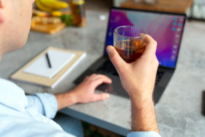 Employé addict à l'alcool, il boit sur son lieu de travail en pleine journée