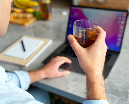 Employé addict à l'alcool, il boit sur son lieu de travail en pleine journée