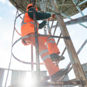Employé montant de manière sécurisée pour alelr travailler sur un chantier en hauteur