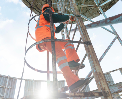 Employé montant de manière sécurisée pour alelr travailler sur un chantier en hauteur