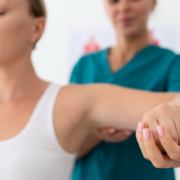 Employée chez l'ostéopathe suite à une blessure musculaire sur ses heures de travail