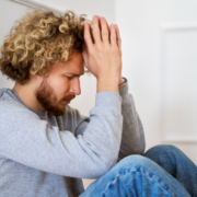 Homme qui ressent un profond mal-être sur son lieu de travail