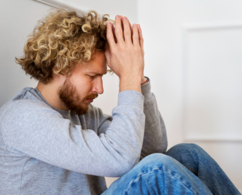 Homme qui ressent un profond mal-être sur son lieu de travail