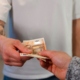 Salarié recevant son aide de la part de son employeur
