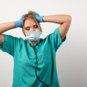 Photo d'une infirmière au bord du burnout