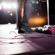Photo d'un technicien sur scène qui installe les basses d'un concert sans connaître les préventions face aux risques présents lors de l'installation