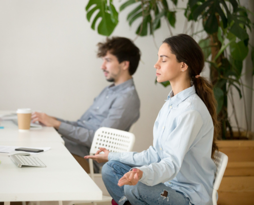 Employee épuisee Mentalement Au Travail Mais Qui Nen Parle Pas Une employée sur son lieu de travail qui a une santé mentale fléchissante