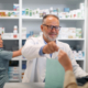 Pharmacien effectuant son travail en officine pouvant être atteint par des mots de dos