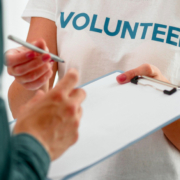 Une personne effectue une campagne sur les risques professionnels dans une entreprise