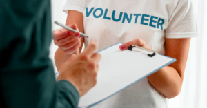 Une personne effectue une campagne sur les risques professionnels dans une entreprise