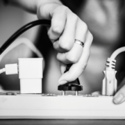 Une multiprise surchargée pouvant correspondre à un futur potentiel risque professionnel électrique