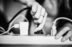 Une multiprise surchargée pouvant correspondre à un futur potentiel risque professionnel électrique