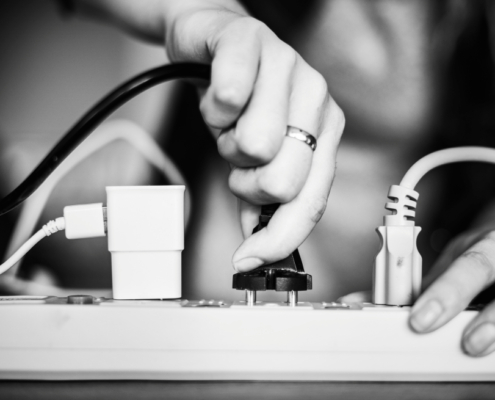 Une multiprise surchargée pouvant correspondre à un futur potentiel risque professionnel électrique