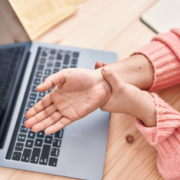 Une employée se rend compte qu'elle a mal au poignet, peut-être le début d'un TMS