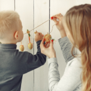 Le métier d'assistante maternelle soulève bien des dangers et des risques pour la santé