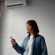Salarié allumant la climatisation pensant améliorer l'air ambiant mais met en danger la santé des salariés