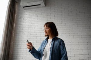 Salarié allumant la climatisation pensant améliorer l'air ambiant mais met en danger la santé des salariés