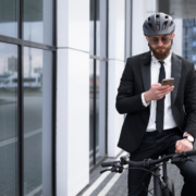 Les employeurs doivent-ils obliger leur salariés à porter des protections quand ils utilisent des 2 roues ?