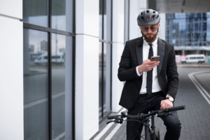 Les employeurs doivent-ils obliger leur salariés à porter des protections quand ils utilisent des 2 roues ?